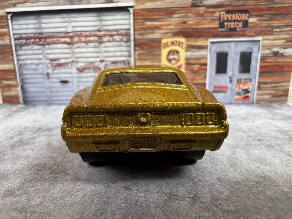 🐎🐎🐎Hot Wheels Gold Metallic Diecast Ford Mustang Car K6136 C8🐎🐎🐎