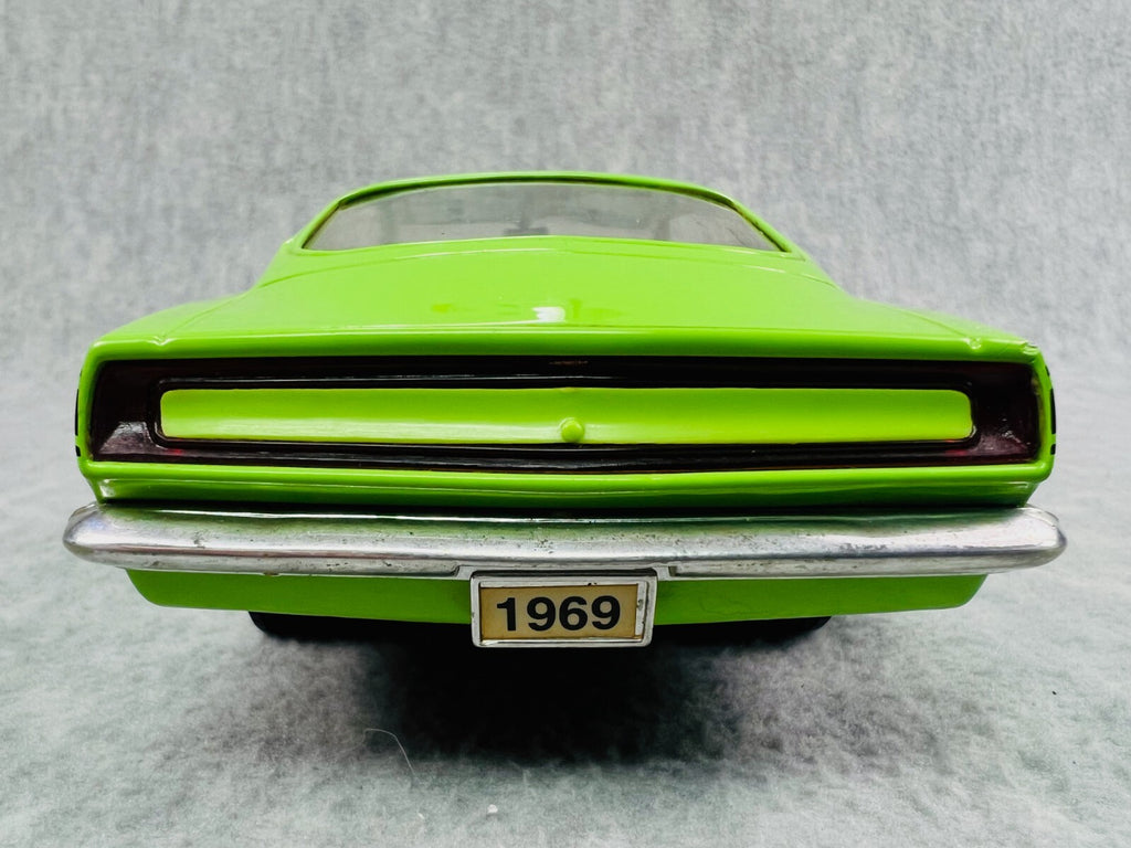 🔥Road Model Signature Cars 1969 Plymouth Barracuda 383 1:18 Die Cast Lime Green