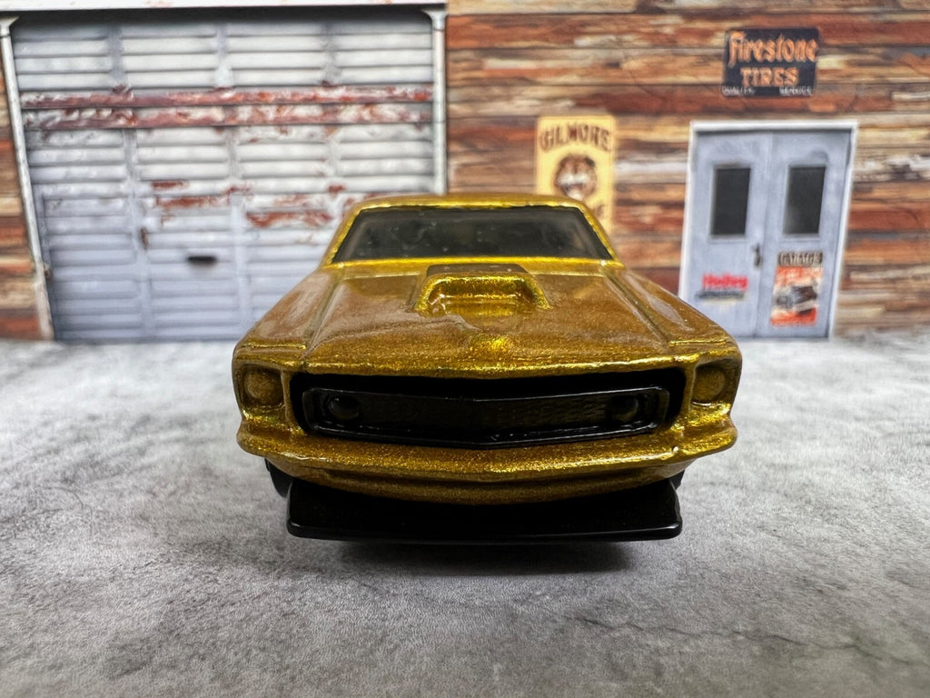🐎🐎🐎Hot Wheels Gold Metallic Diecast Ford Mustang Car K6136 C8🐎🐎🐎