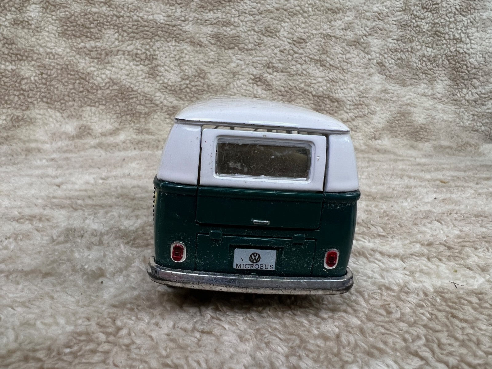 Kinsmart Volkswagen Classical Bus 1962 Surfboard 1:32 Diecast Model Van Green