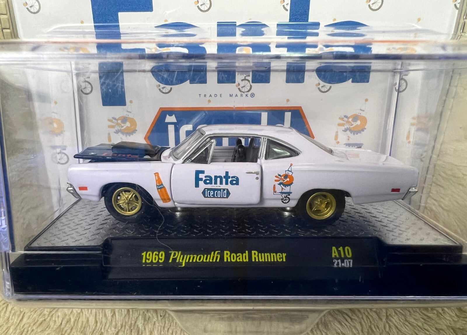 🔥🔥🔥M2 Machines Fanta 1969 Plymouth Road Runner A10 21-07 HW15🔥🔥🔥