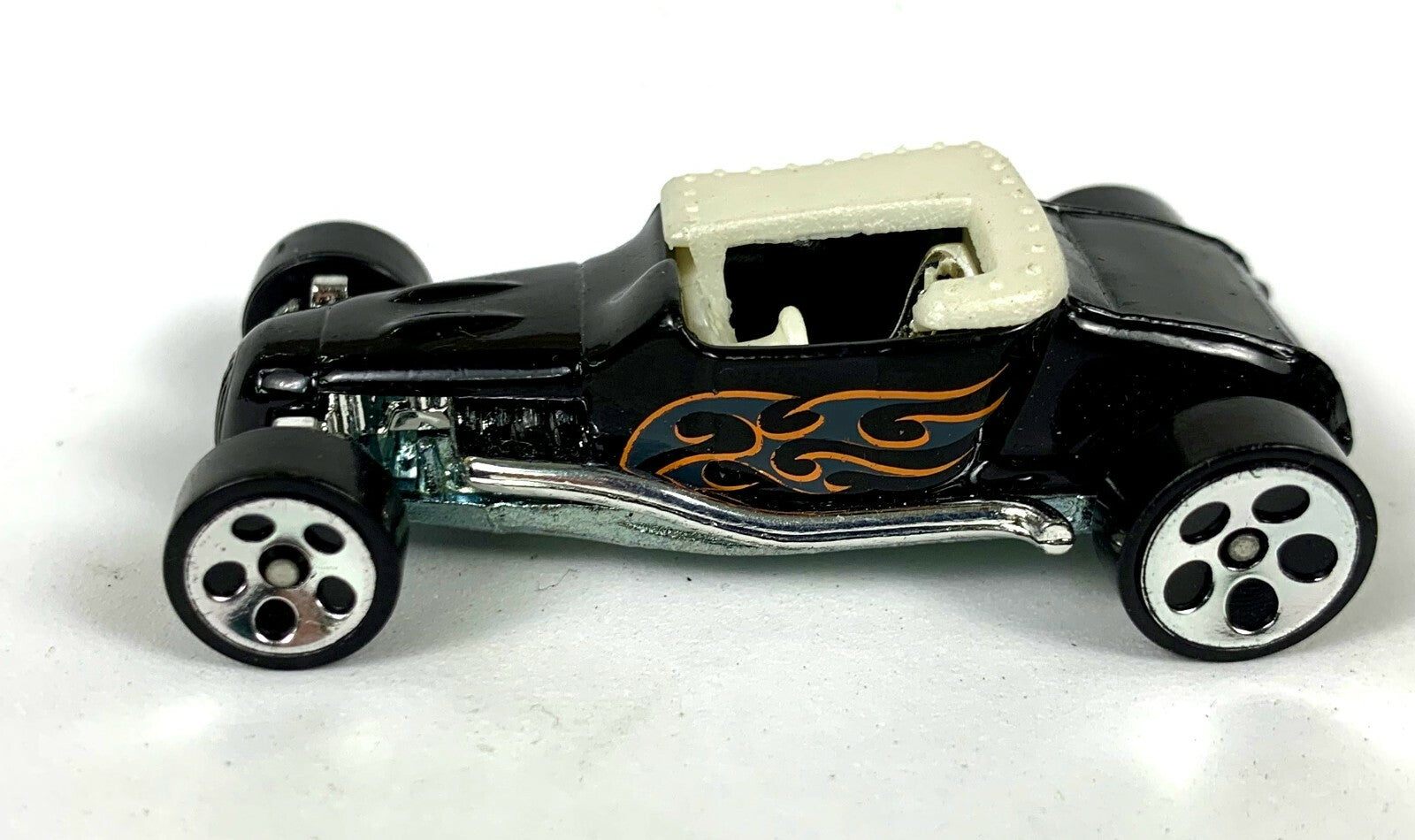 1998 HOT WHEELS TRACK T'S 2 1/4" BLACK DIECAST CAR WITH RED ORANGE FLAMES