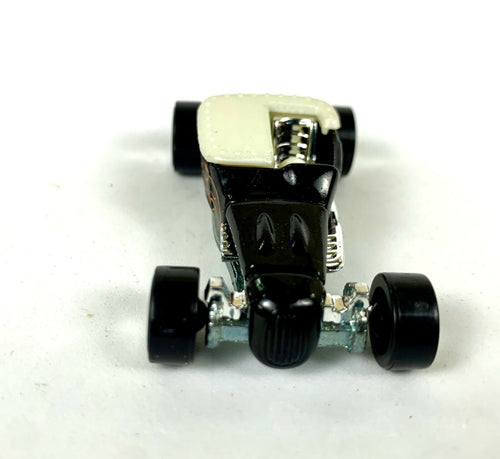 1998 HOT WHEELS TRACK T'S 2 1/4" BLACK DIECAST CAR WITH RED ORANGE FLAMES