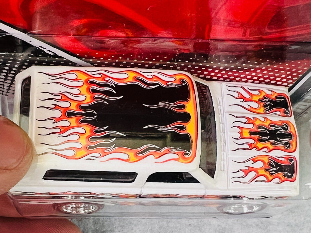 🇺🇸🇺🇸Hot Wheels Garage  '70 Chevy Blazer White w/Real Riders H28🇺🇸🇺🇸