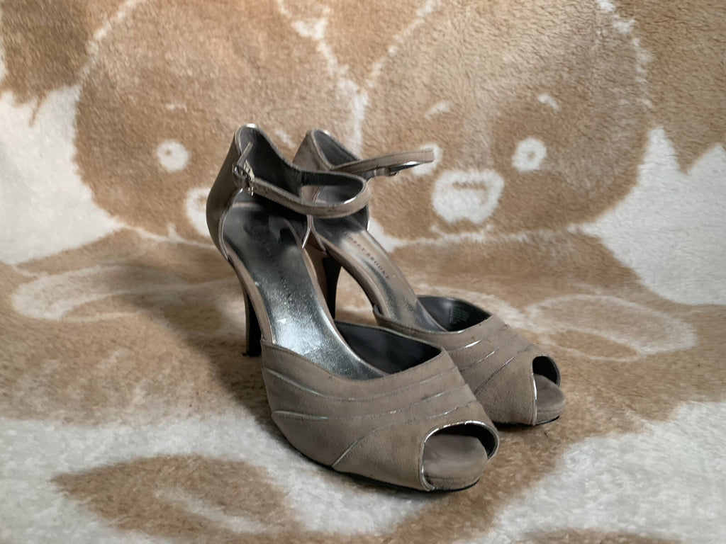 $100 AUDREY BROOKE Iliana Pleated Heels ~ Gray Suede Size 8