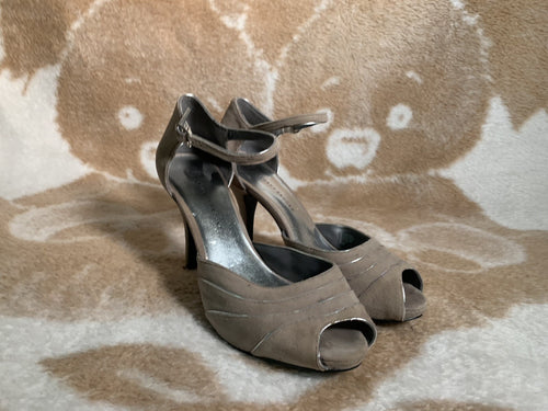 $100 AUDREY BROOKE Iliana Pleated Heels ~ Gray Suede Size 8