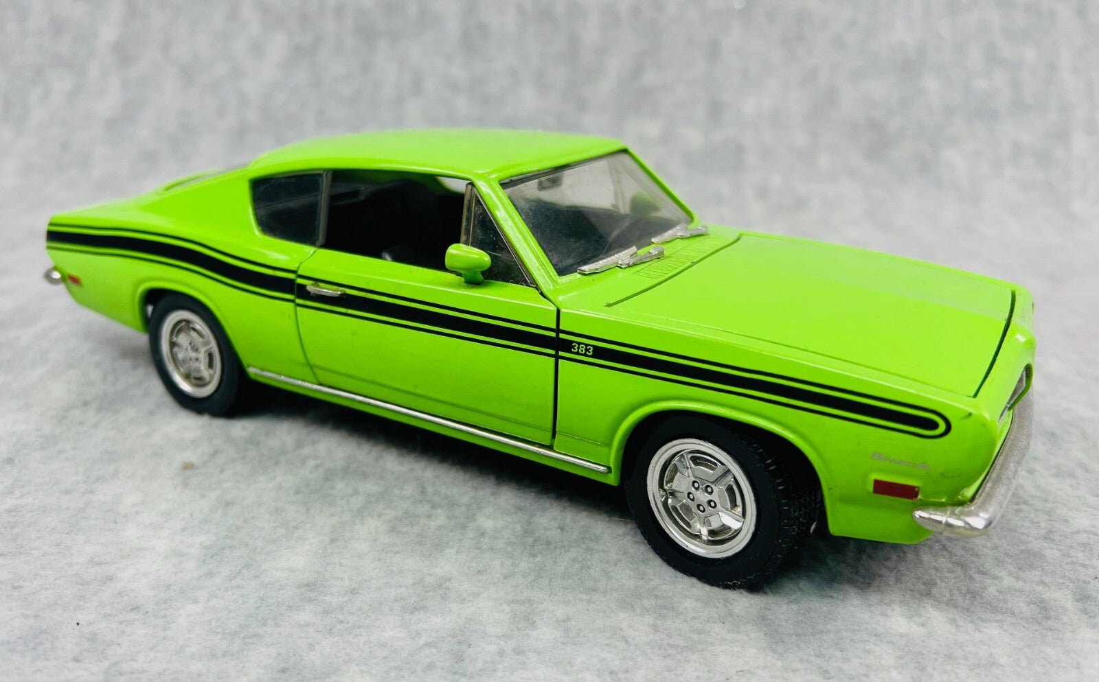 🔥Road Model Signature Cars 1969 Plymouth Barracuda 383 1:18 Die Cast Lime Green