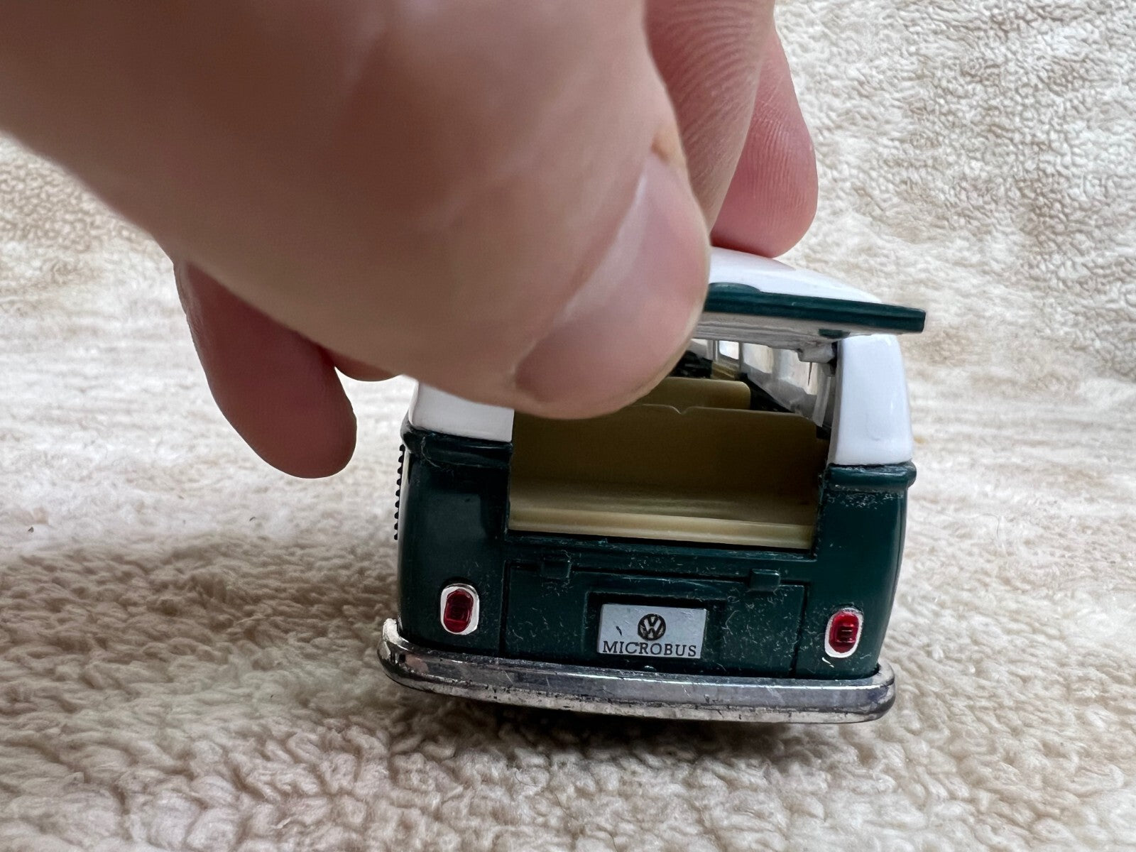 Kinsmart Volkswagen Classical Bus 1962 Surfboard 1:32 Diecast Model Van Green
