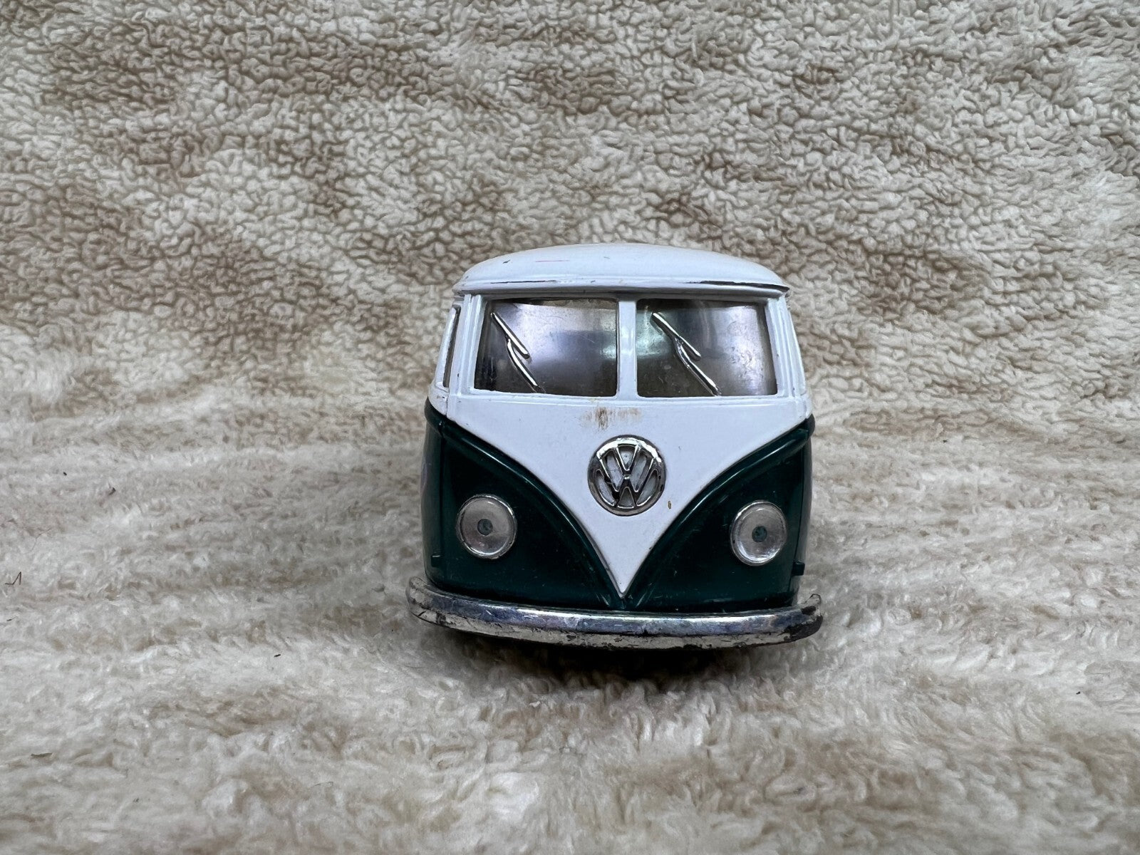 Kinsmart Volkswagen Classical Bus 1962 Surfboard 1:32 Diecast Model Van Green