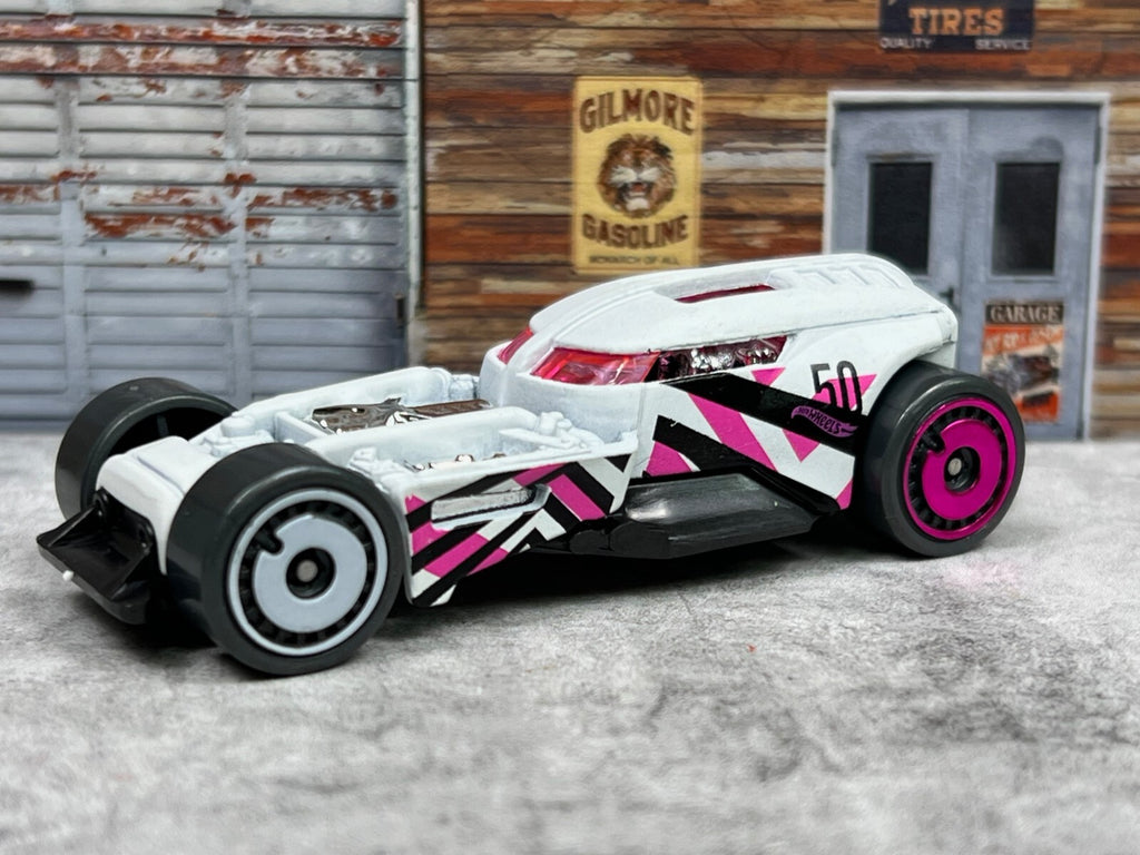 🔥🔥🔥Hot Wheels HW50 CONCEPT Matte White Pink 2018 Diecast Car C4🔥🔥🔥