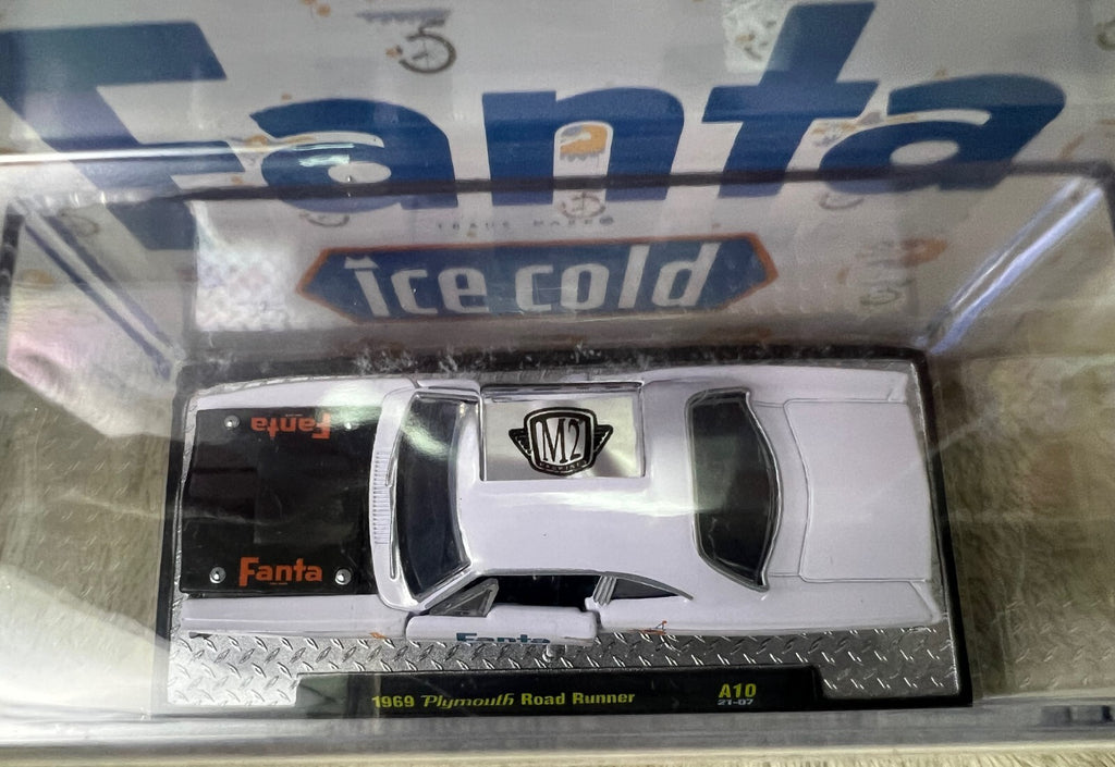 🔥🔥🔥M2 Machines Fanta 1969 Plymouth Road Runner A10 21-07 HW15🔥🔥🔥
