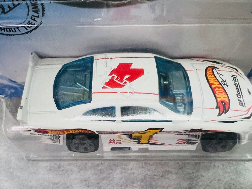 Hot Wheels HW Race Team 2/5 2010 Chevy Impala White H25