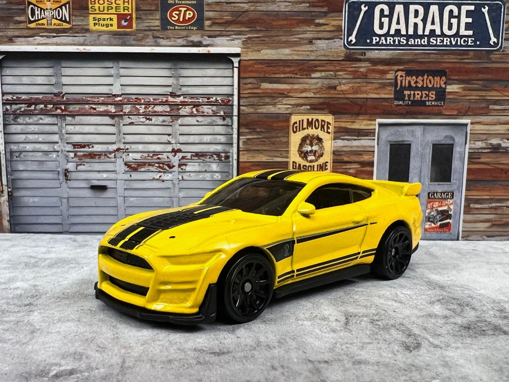 🐎🐎🐎Hot Wheels Torque Yellow Mustang Shelby GT500 C8🐎🐎🐎