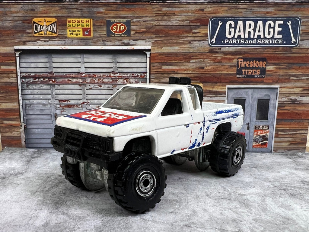 🔥🔥🔥Hotwheels Nissan 4X4 Pickup Truck 1987 White c7🔥🔥🔥