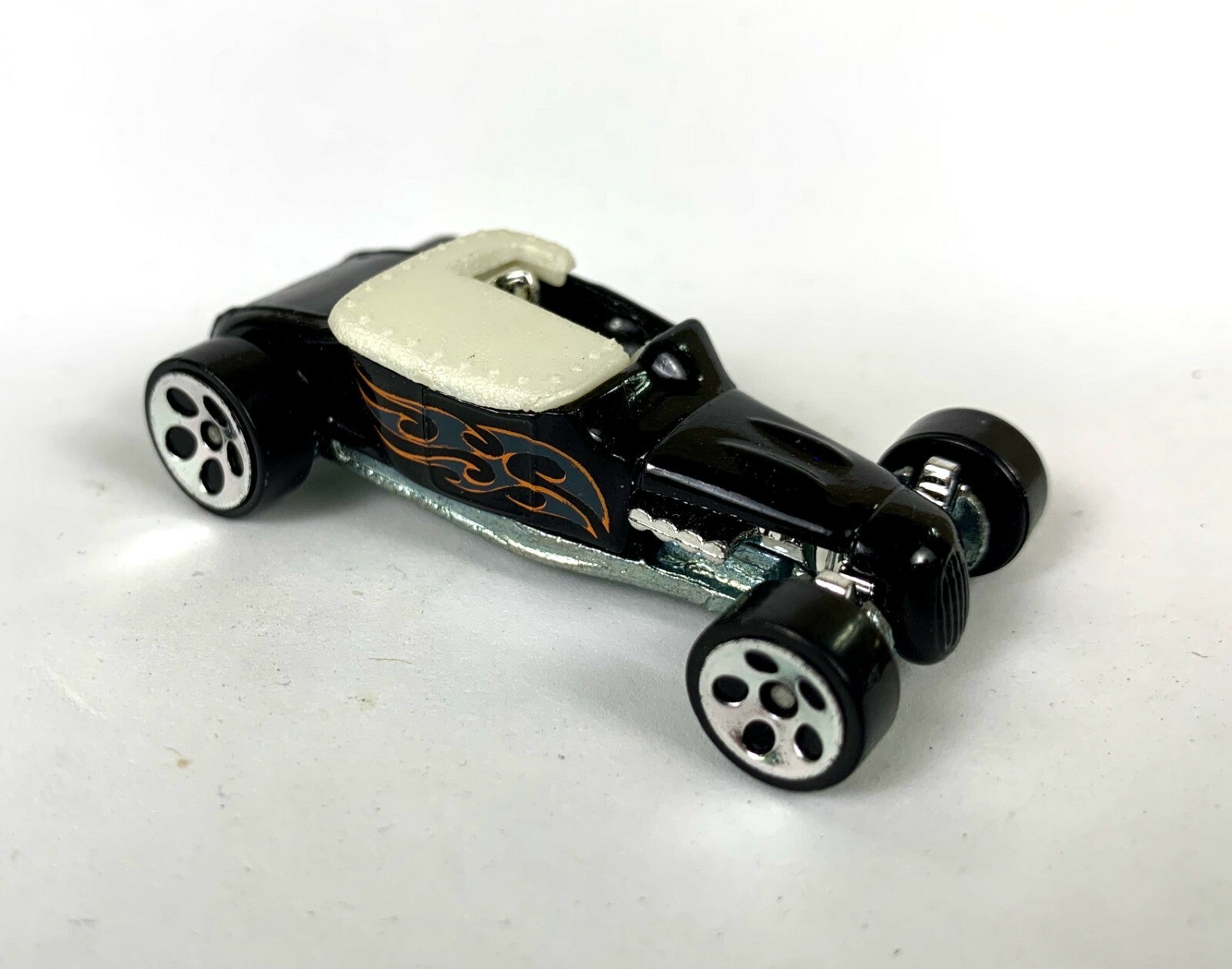1998 HOT WHEELS TRACK T'S 2 1/4" BLACK DIECAST CAR WITH RED ORANGE FLAMES