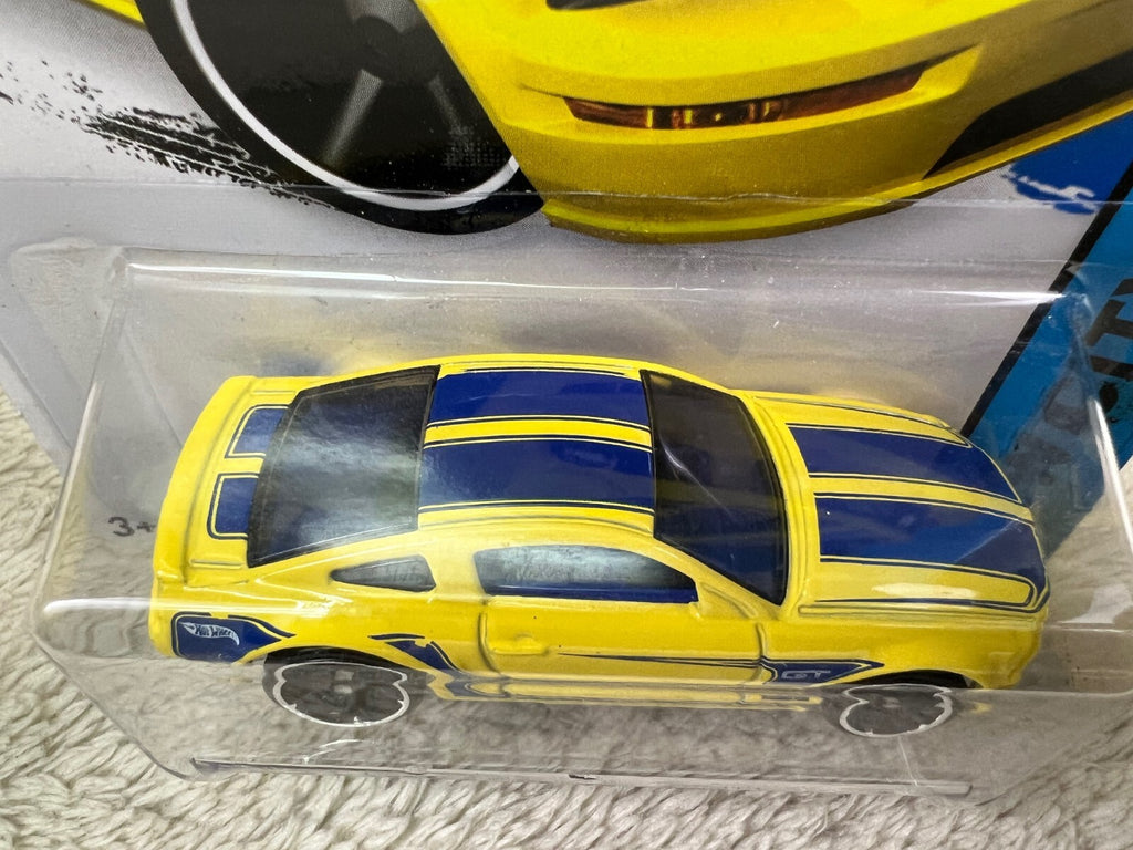 🔥🔥🔥Hot Wheels #92 HW City-Mustang 2005 FORD MUSTANG GT Yellow  HW12🔥🔥🔥