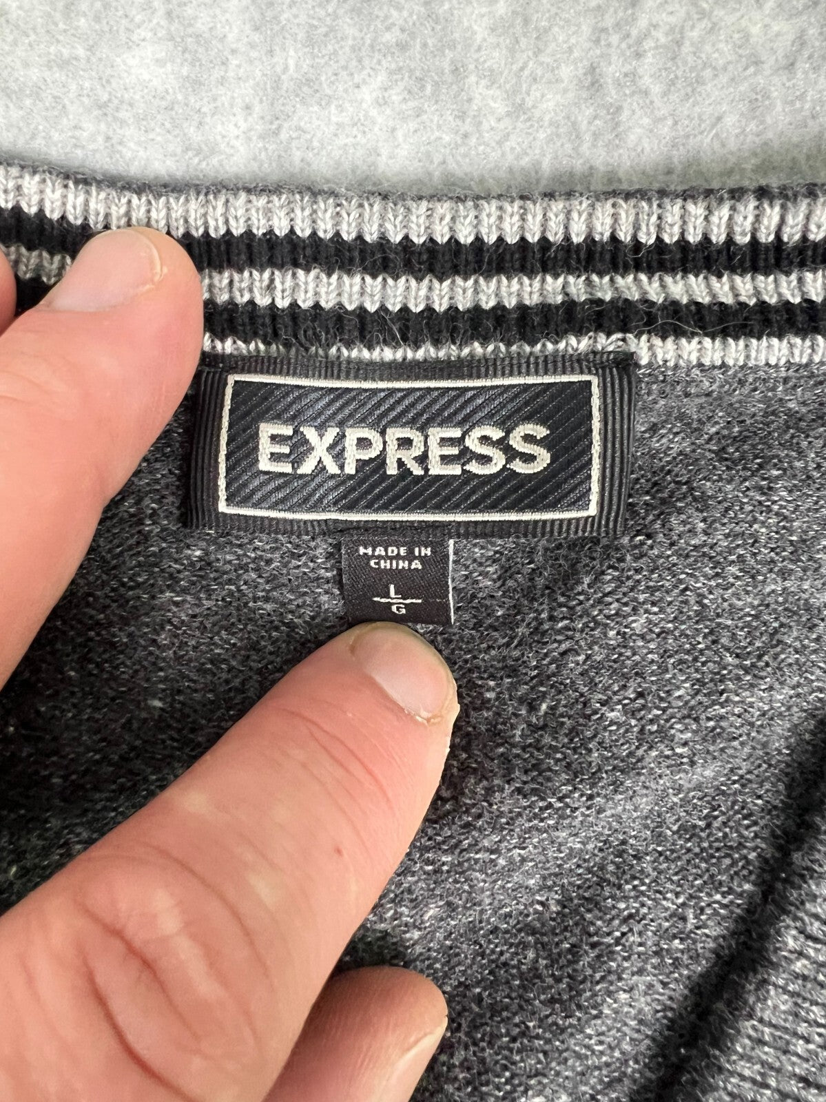 🔥🔥🔥Express Mens Grey Long Sleeve V-neck Sweater Size Large 🔥🔥🔥