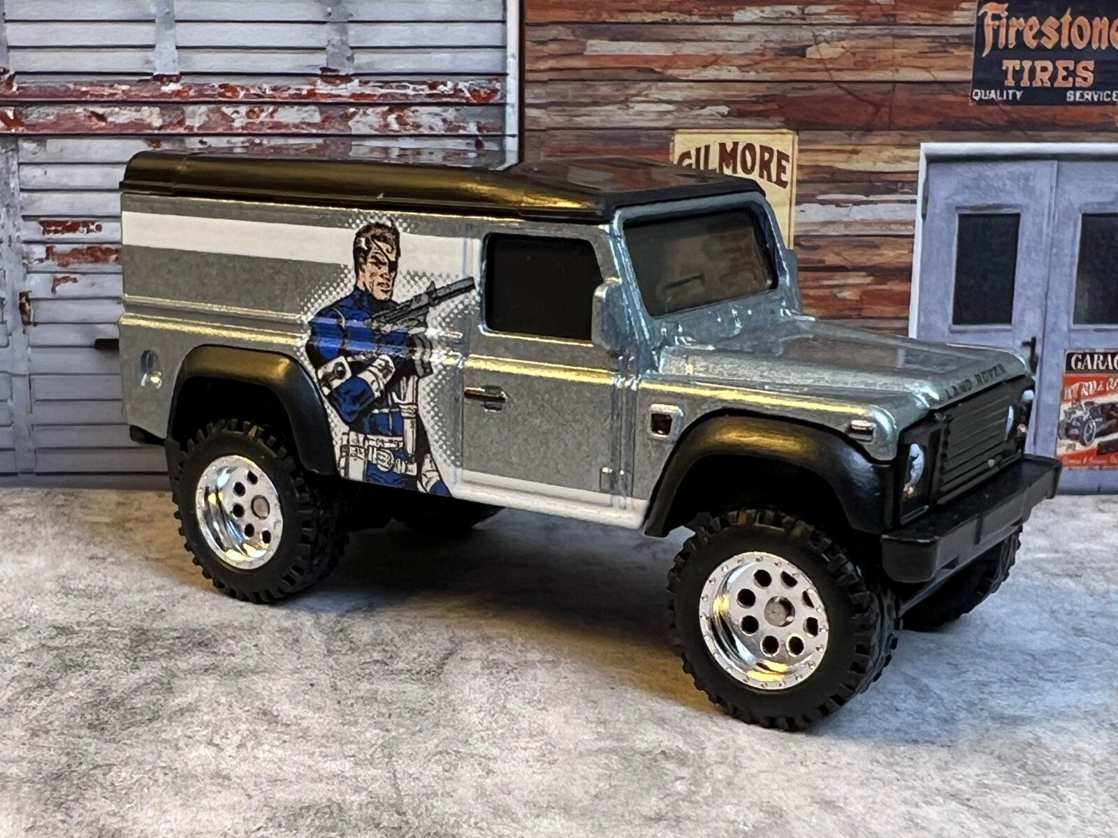 🔥🔥🔥Hot Wheels Marvel Land Rover Defender 110 Hard Top with Real Riders c7🔥🔥