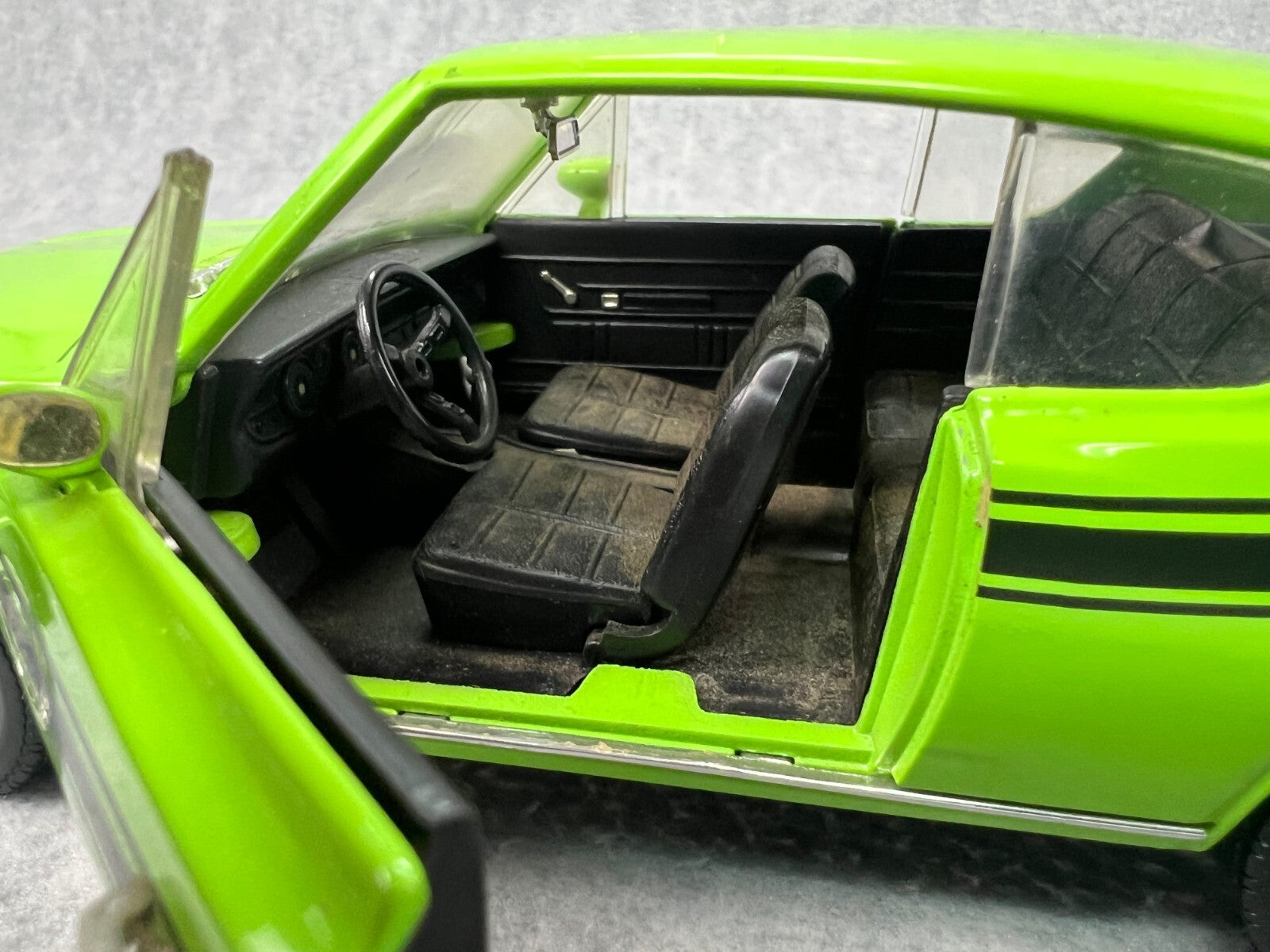 🔥Road Model Signature Cars 1969 Plymouth Barracuda 383 1:18 Die Cast Lime Green