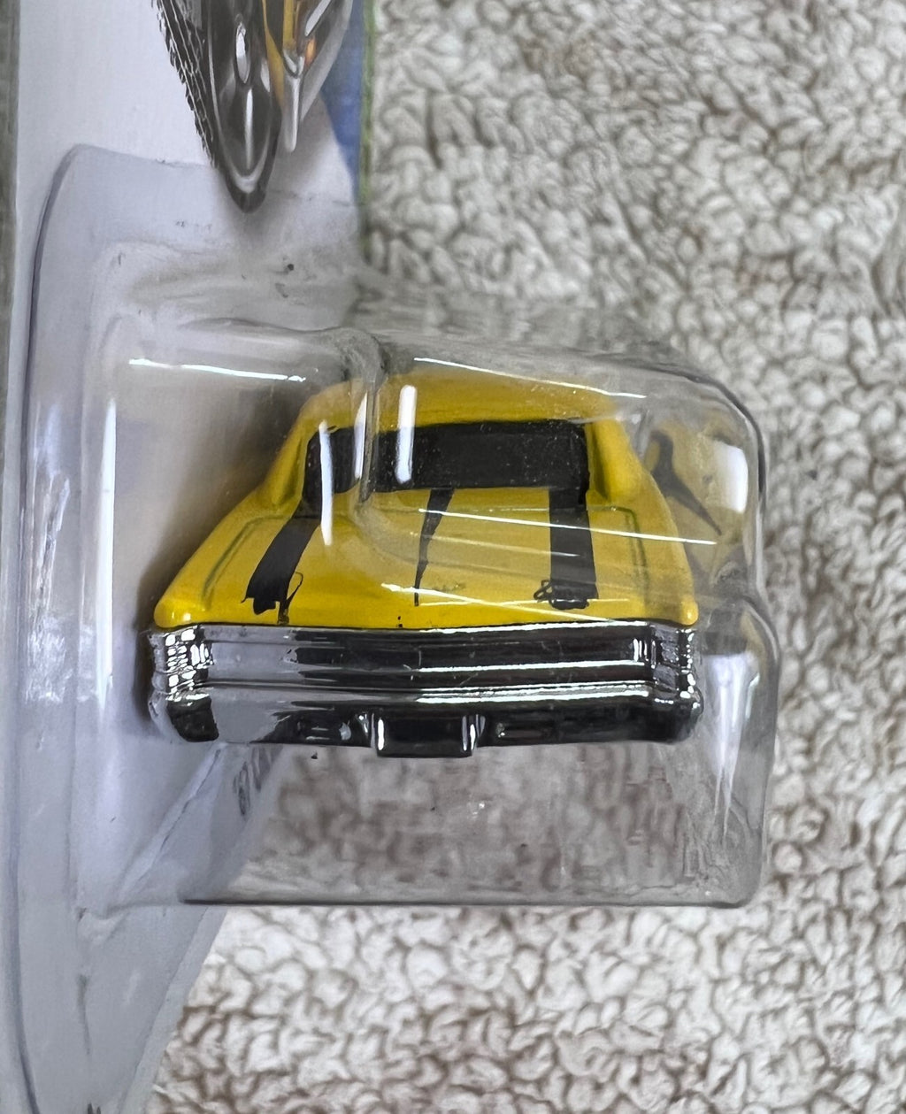 2013 HW Workshop 1:64 Die Cast Car Yellow Classic Coupe '67 CHEVELLE SS 396 HWO2