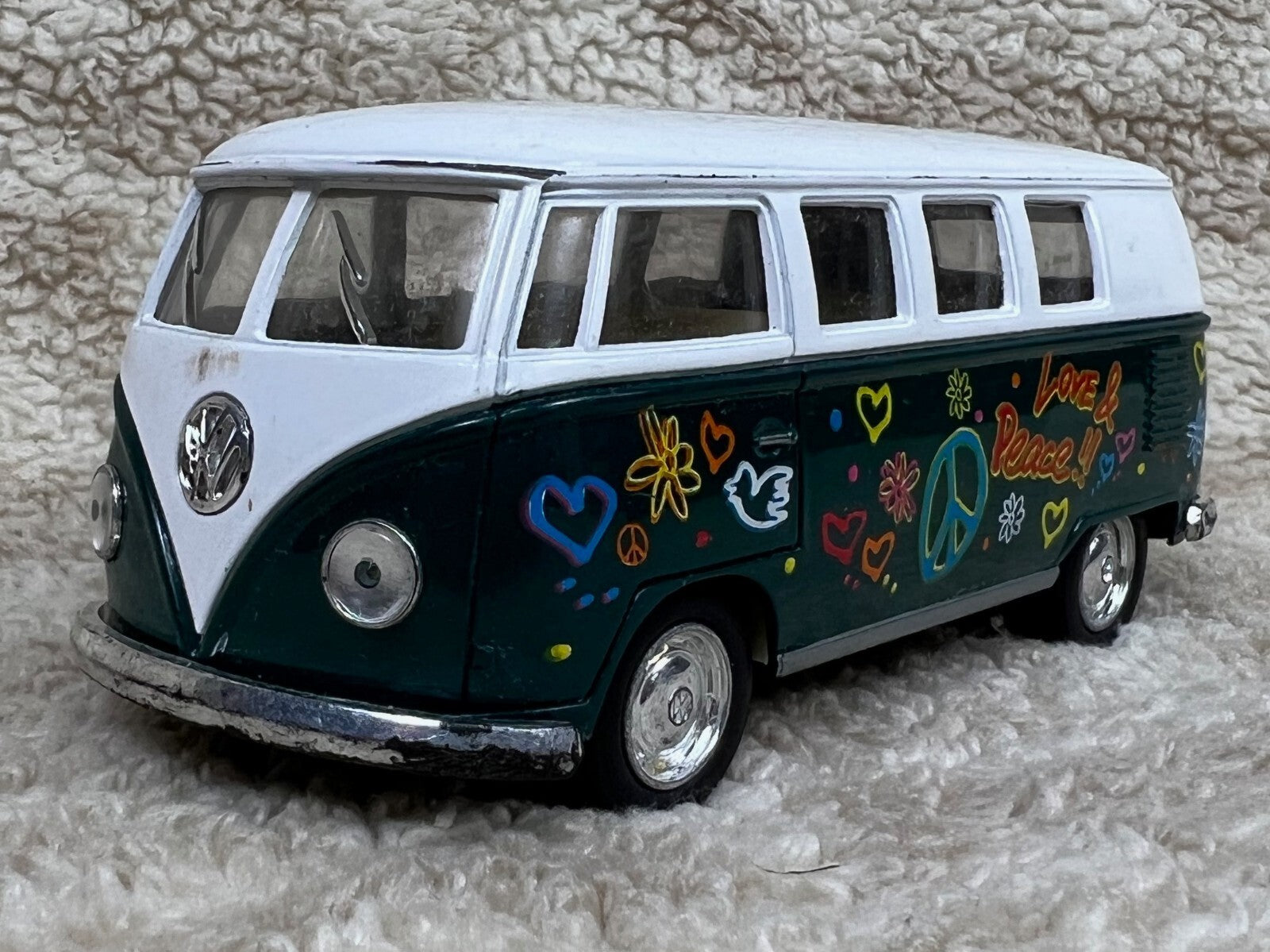 Kinsmart Volkswagen Classical Bus 1962 Surfboard 1:32 Diecast Model Van Green