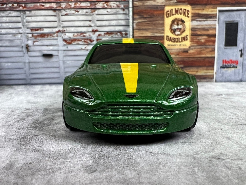 🔥🔥🔥🔥Hot Wheels Aston Martin V8 Vantage  Green 🔥🔥🔥🔥