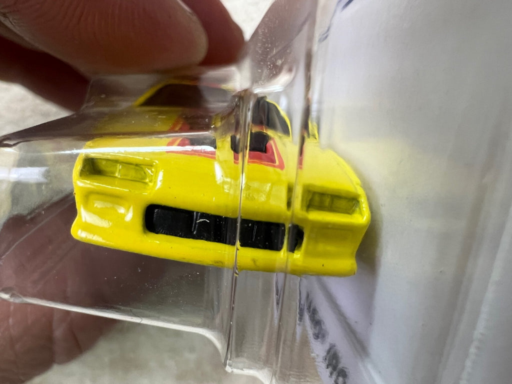 🇺🇸Hot Wheels Flying Customs  Yellow  '85 CHEVROLET CAMARO IROC-Z  HW19🇺🇸