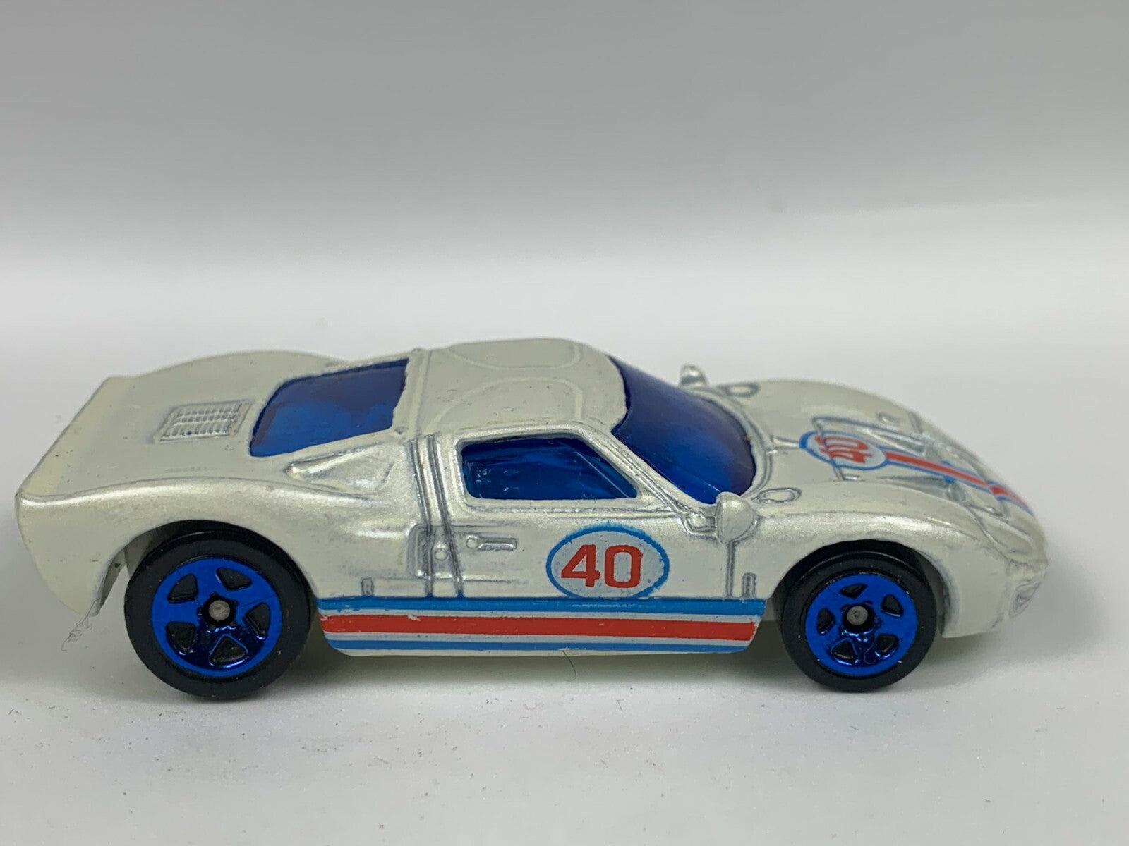 🔥HOT WHEELS FORD GT40 SUPER CAR WHITE w/ BLUE WINDOWS & ANODIZED WHEEL RARE🔥