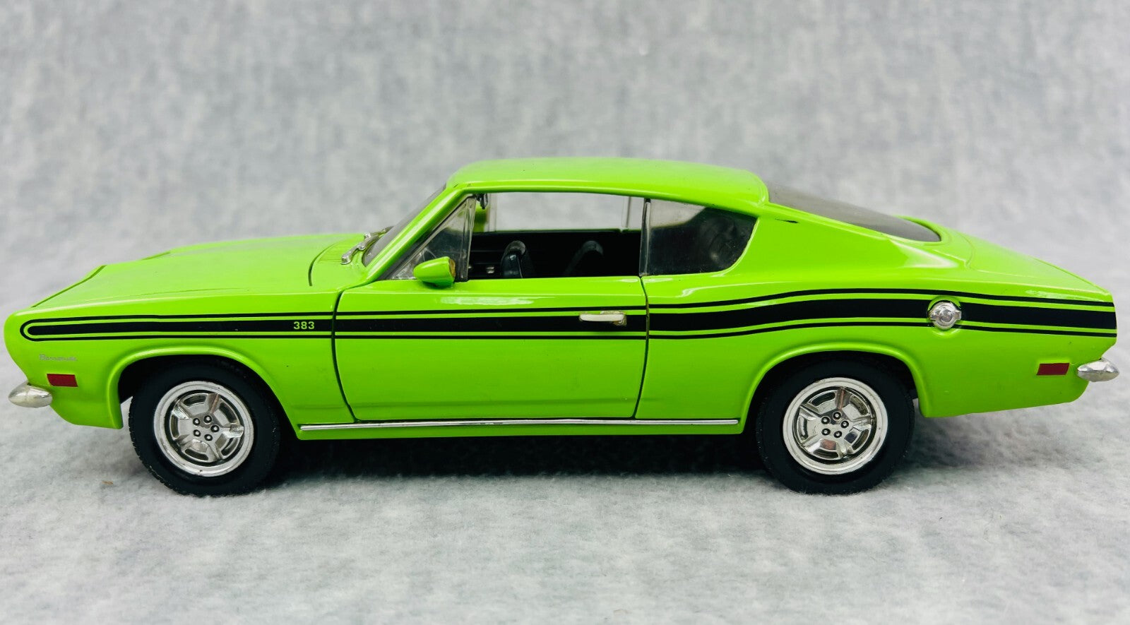 🔥Road Model Signature Cars 1969 Plymouth Barracuda 383 1:18 Die Cast Lime Green