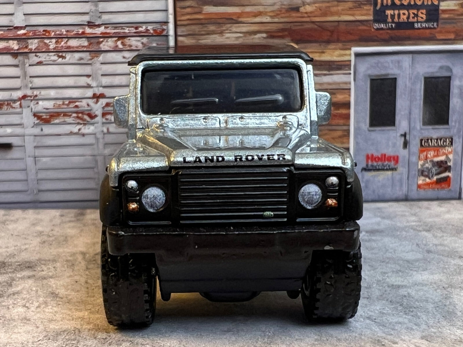 🔥🔥🔥Hot Wheels Marvel Land Rover Defender 110 Hard Top with Real Riders c7🔥🔥