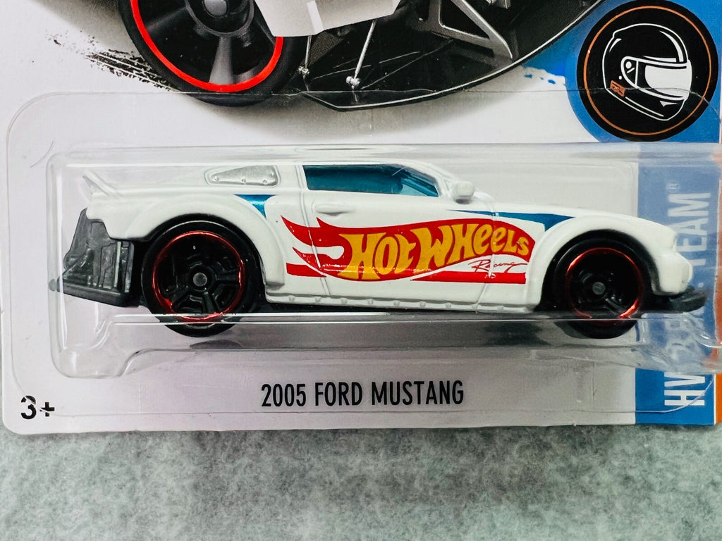 🇺🇸Hot Wheels  HW Race Team 2005 Ford Mustang WHITE FACTORY SEALED H25🇺🇸