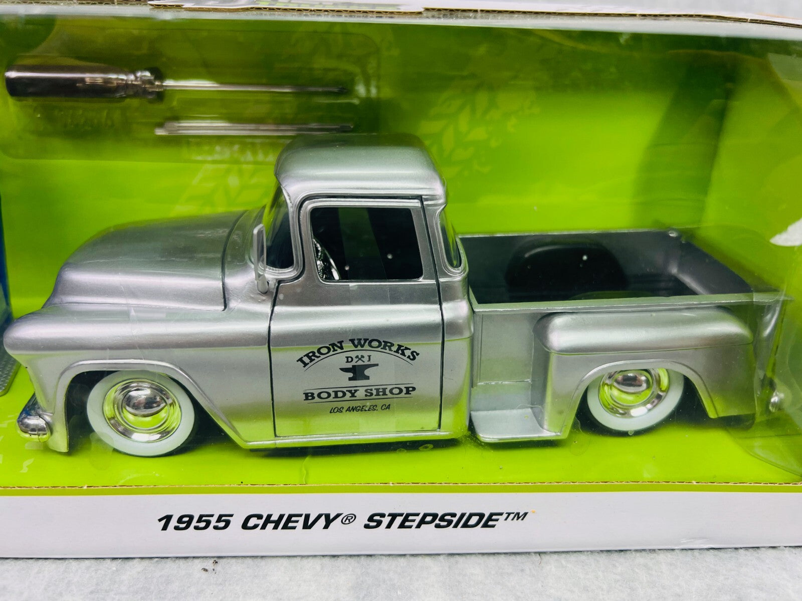 🇺🇸Jada Just Trucks 1955 Chevy Stepside Iron Works Body Shop 1/24th🇺🇸