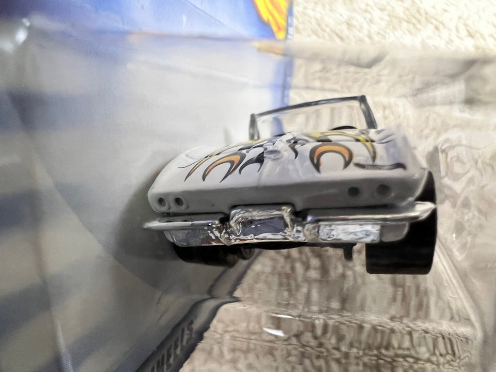 🔥🔥🔥🔥🔥🔥🔥Hotwheels 1965 Corvette White Chevy Chevrolet HW18🔥🔥🔥🔥🔥🔥🔥🔥