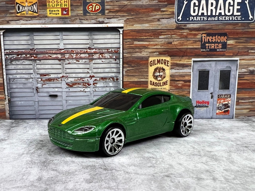 🔥🔥🔥🔥Hot Wheels Aston Martin V8 Vantage  Green 🔥🔥🔥🔥