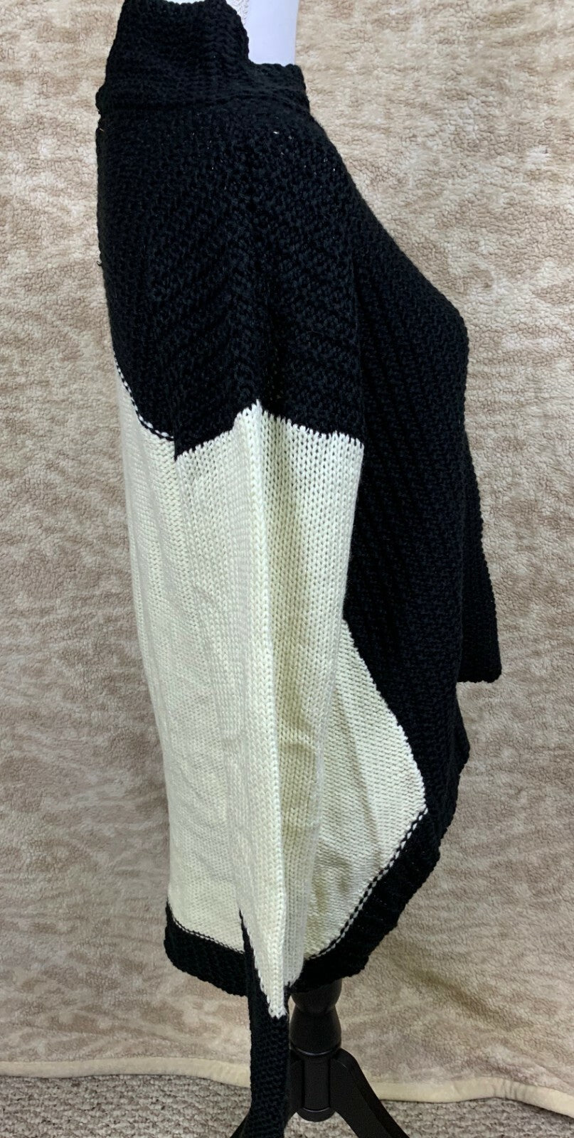 NEW ONEA Women's Size XL Heavy Knit  Black/White Sweater  Regular 78$