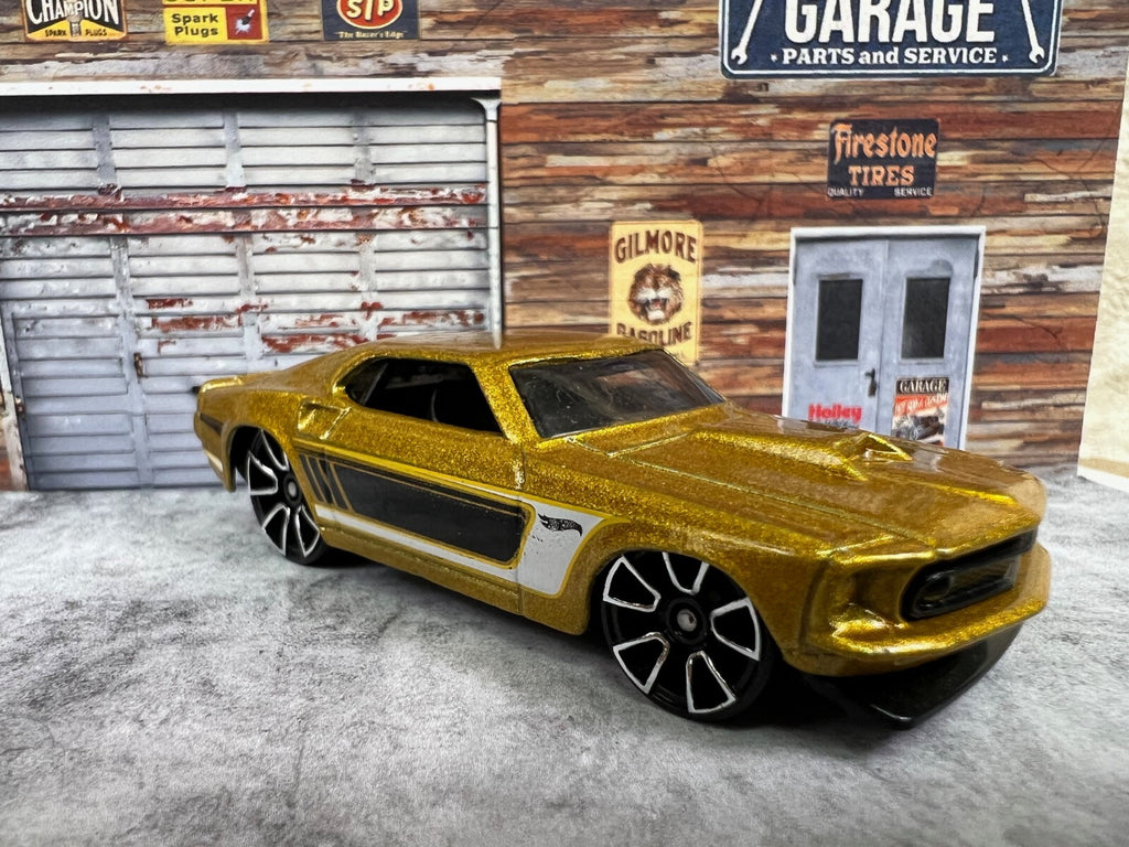 🐎🐎🐎Hot Wheels Gold Metallic Diecast Ford Mustang Car K6136 C8🐎🐎🐎
