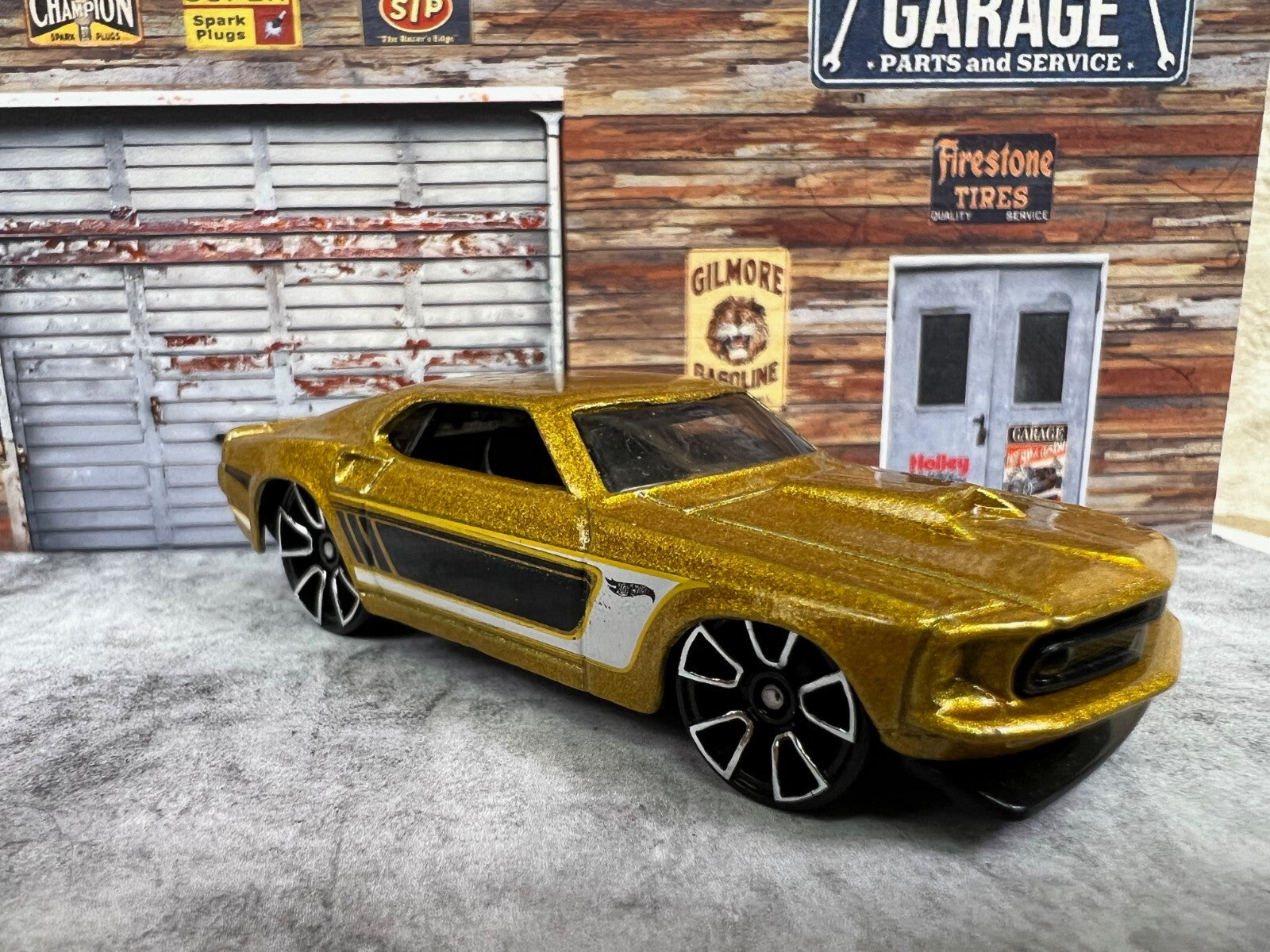 🐎🐎🐎Hot Wheels Gold Metallic Diecast Ford Mustang Car K6136 C8🐎🐎🐎
