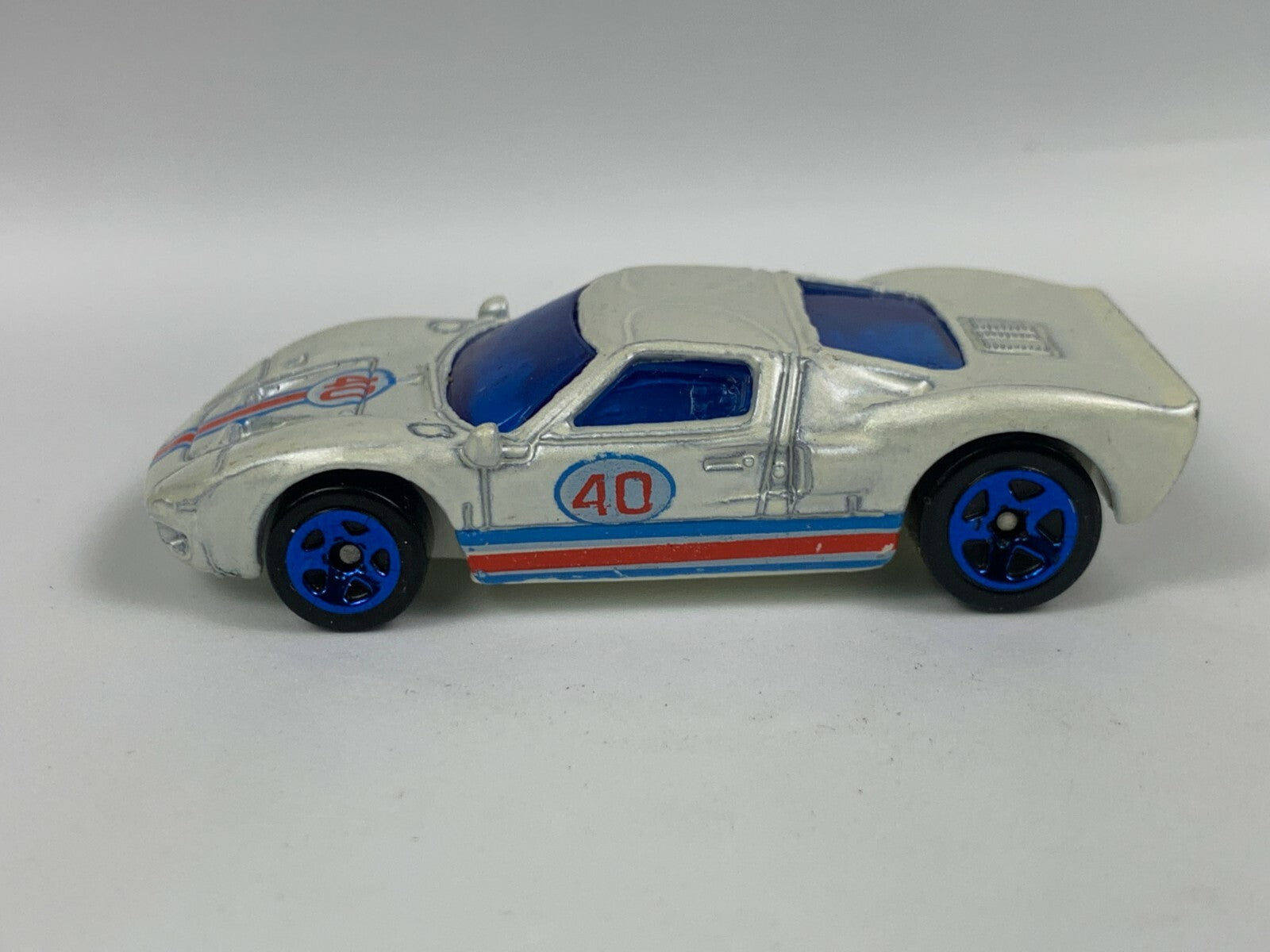 🔥HOT WHEELS FORD GT40 SUPER CAR WHITE w/ BLUE WINDOWS & ANODIZED WHEEL RARE🔥