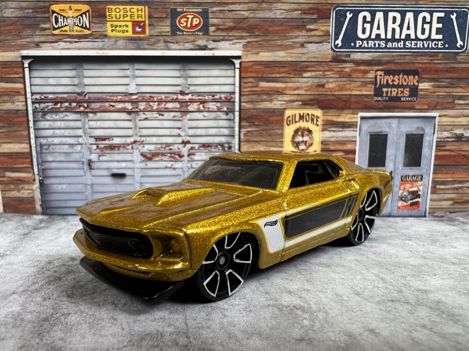 🐎🐎🐎Hot Wheels Gold Metallic Diecast Ford Mustang Car K6136 C8🐎🐎🐎
