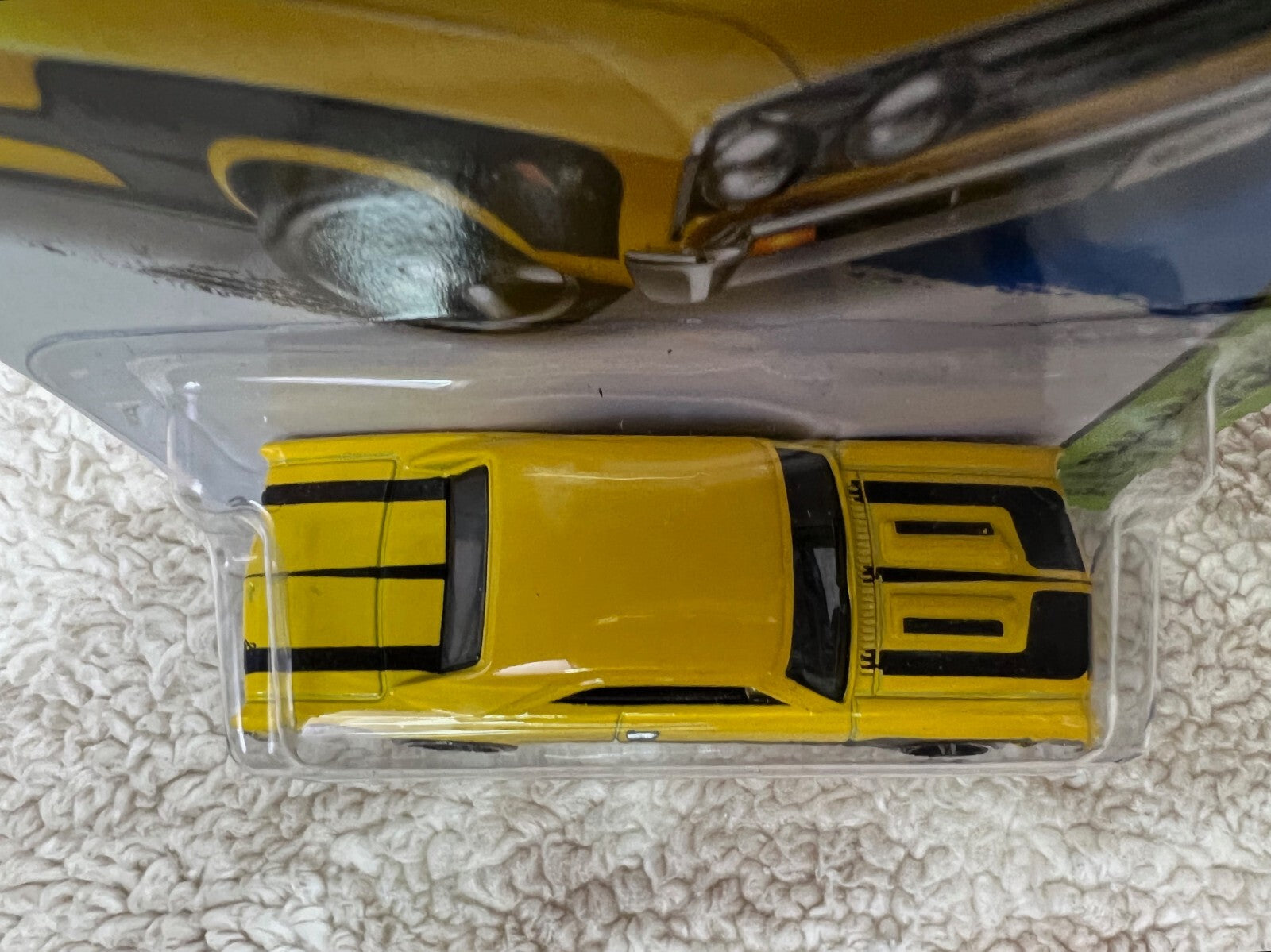 2013 HW Workshop 1:64 Die Cast Car Yellow Classic Coupe '67 CHEVELLE SS 396 HWO2