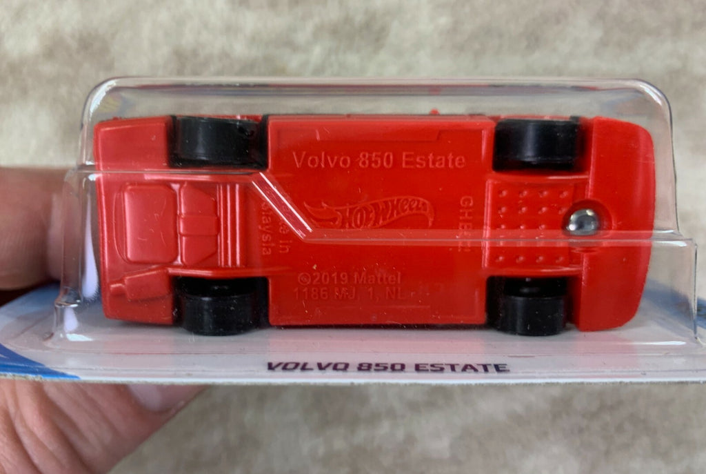 **Hot Wheels #43 Factory Fresh 2/10 VOLVO 850 ESTATE Red w/Chrome 10 Spoke HW05*