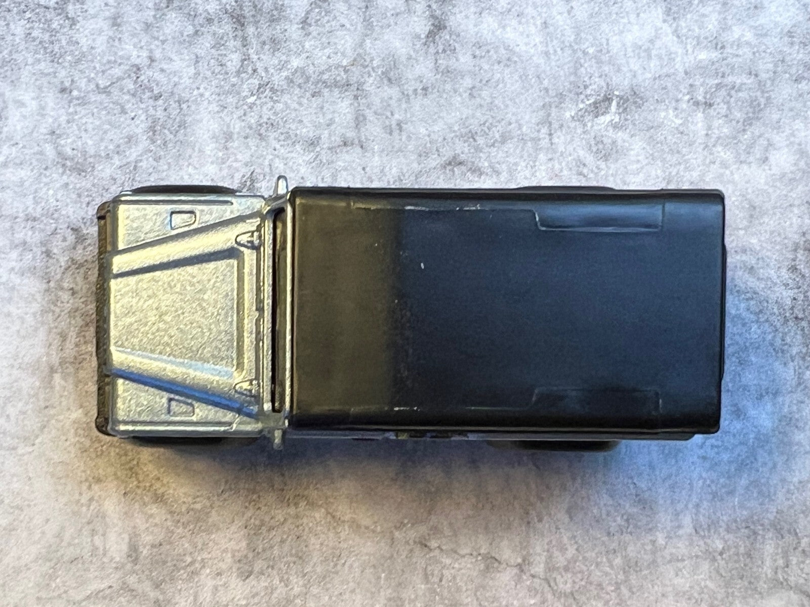 🔥🔥🔥Hot Wheels Marvel Land Rover Defender 110 Hard Top with Real Riders c7🔥🔥