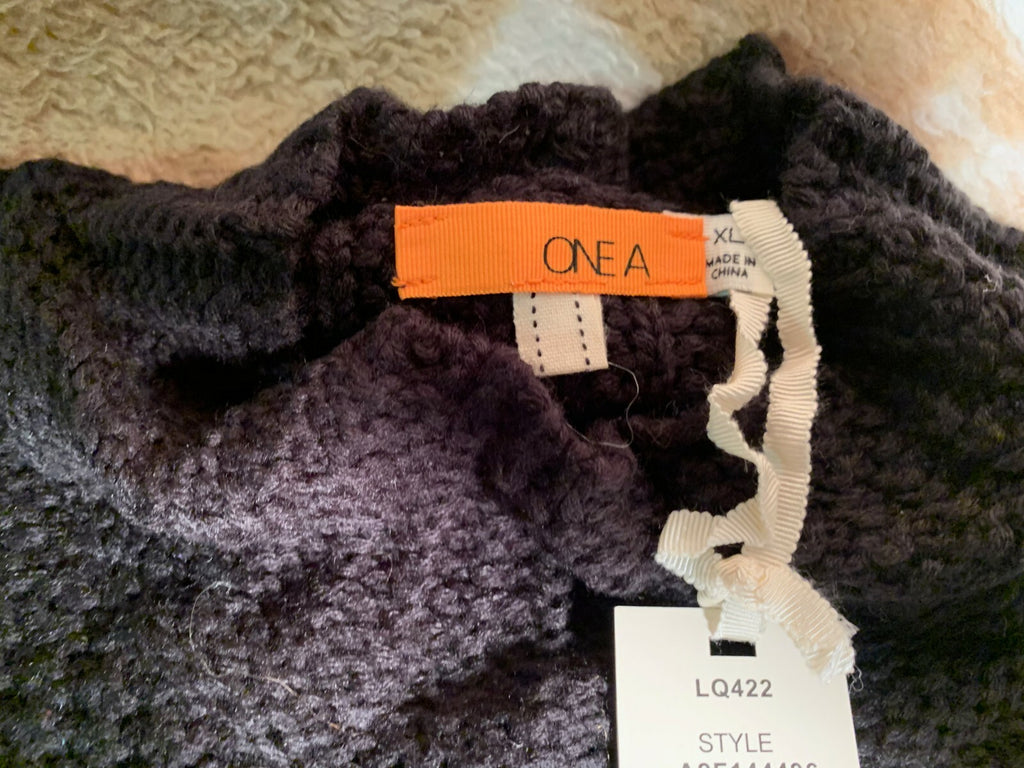 NEW ONEA Women's Size XL Heavy Knit  Black/White Sweater  Regular 78$