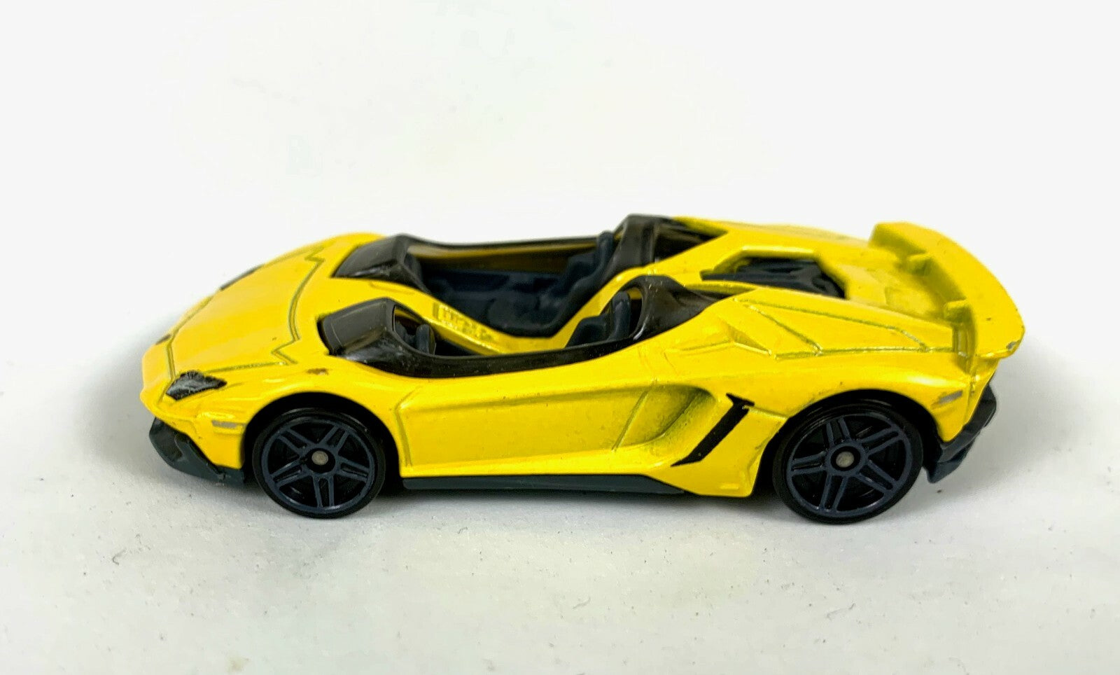 🔥🔥🔥🔥2013 Hot Wheels Lamborghini Aventador J  Yellow LOOSE🔥🔥🔥🔥