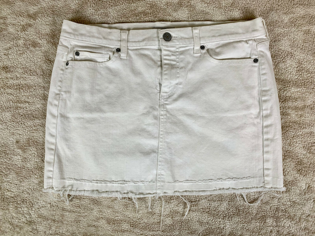 OLD NAVY WOMENS STRETCH SKIRT WHITE SIZE 10 99% COTTON 1% SPANDEX WHITE NICE