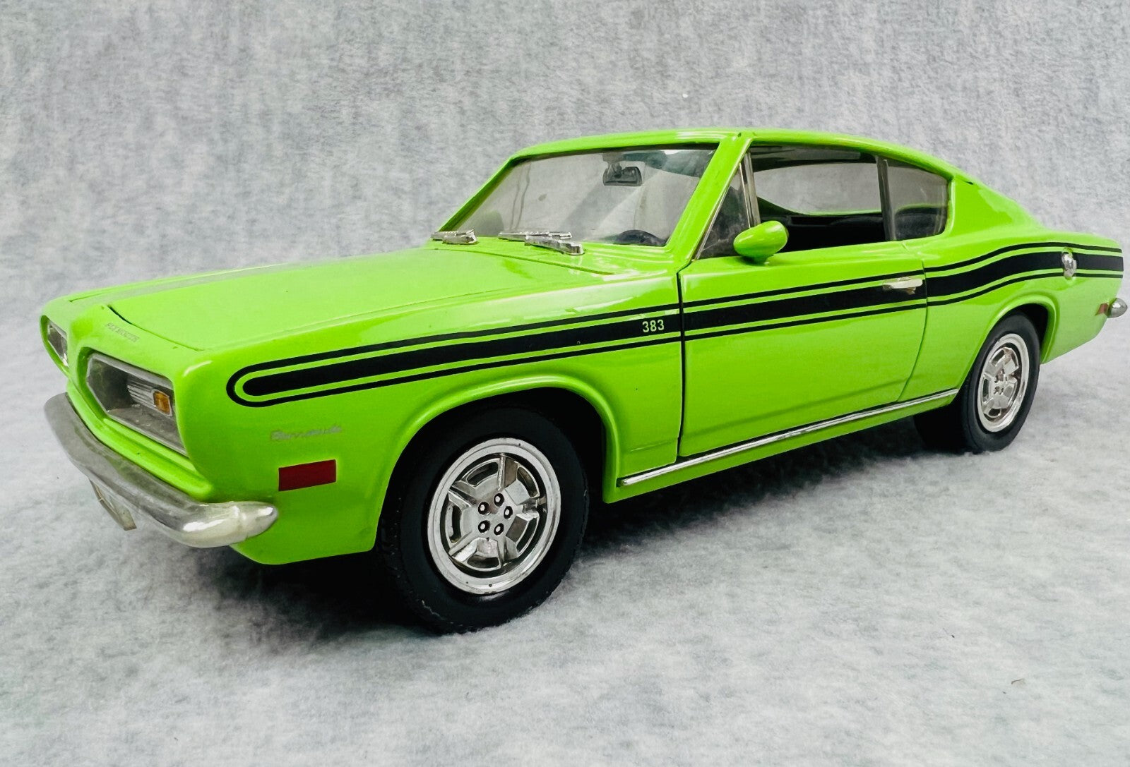 🔥Road Model Signature Cars 1969 Plymouth Barracuda 383 1:18 Die Cast Lime Green
