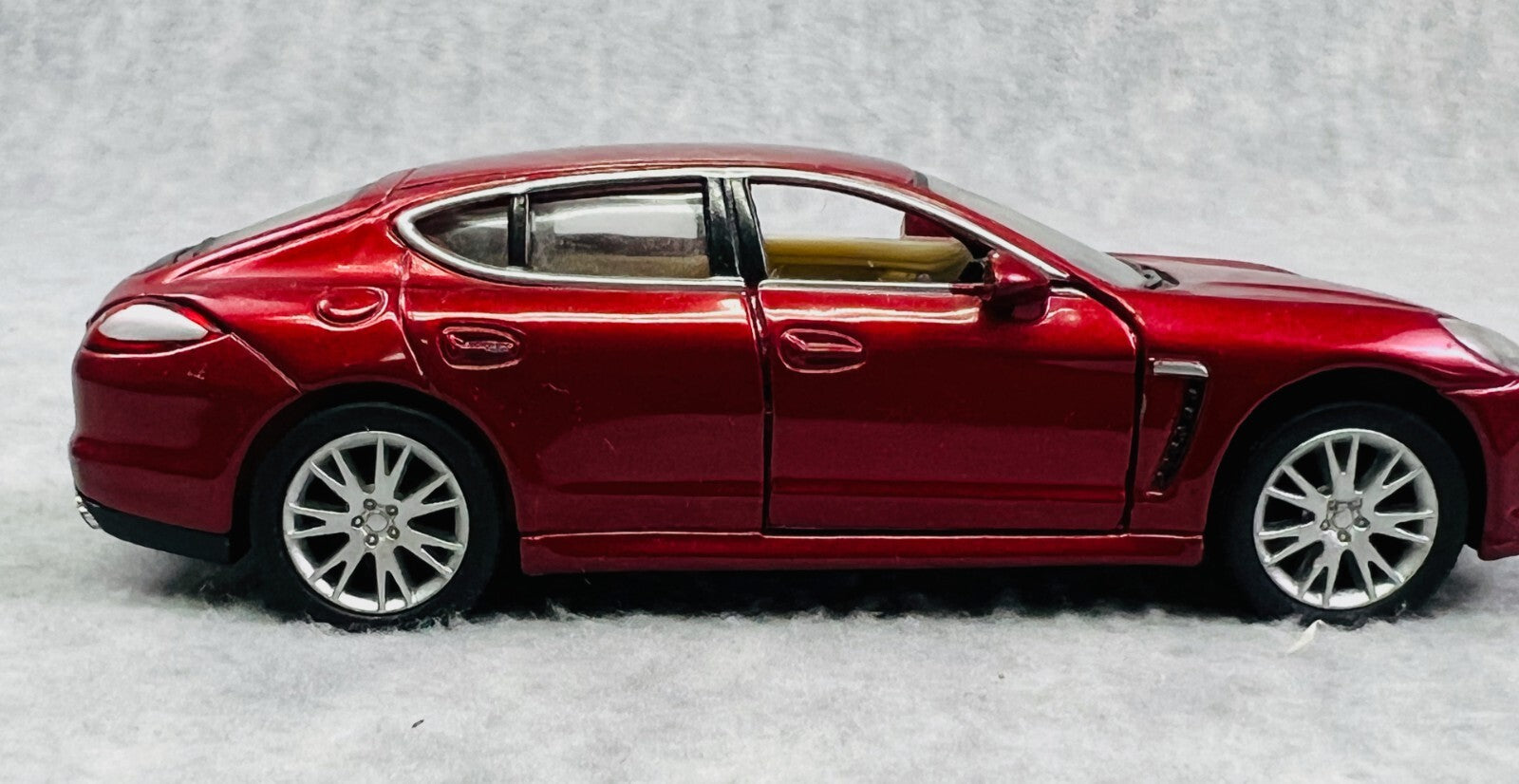 🇩🇪🇩🇪🇩🇪Kinsmart 1:40 Scale Model Porsche Panamera S Red 🇩🇪🇩🇪🇩🇪
