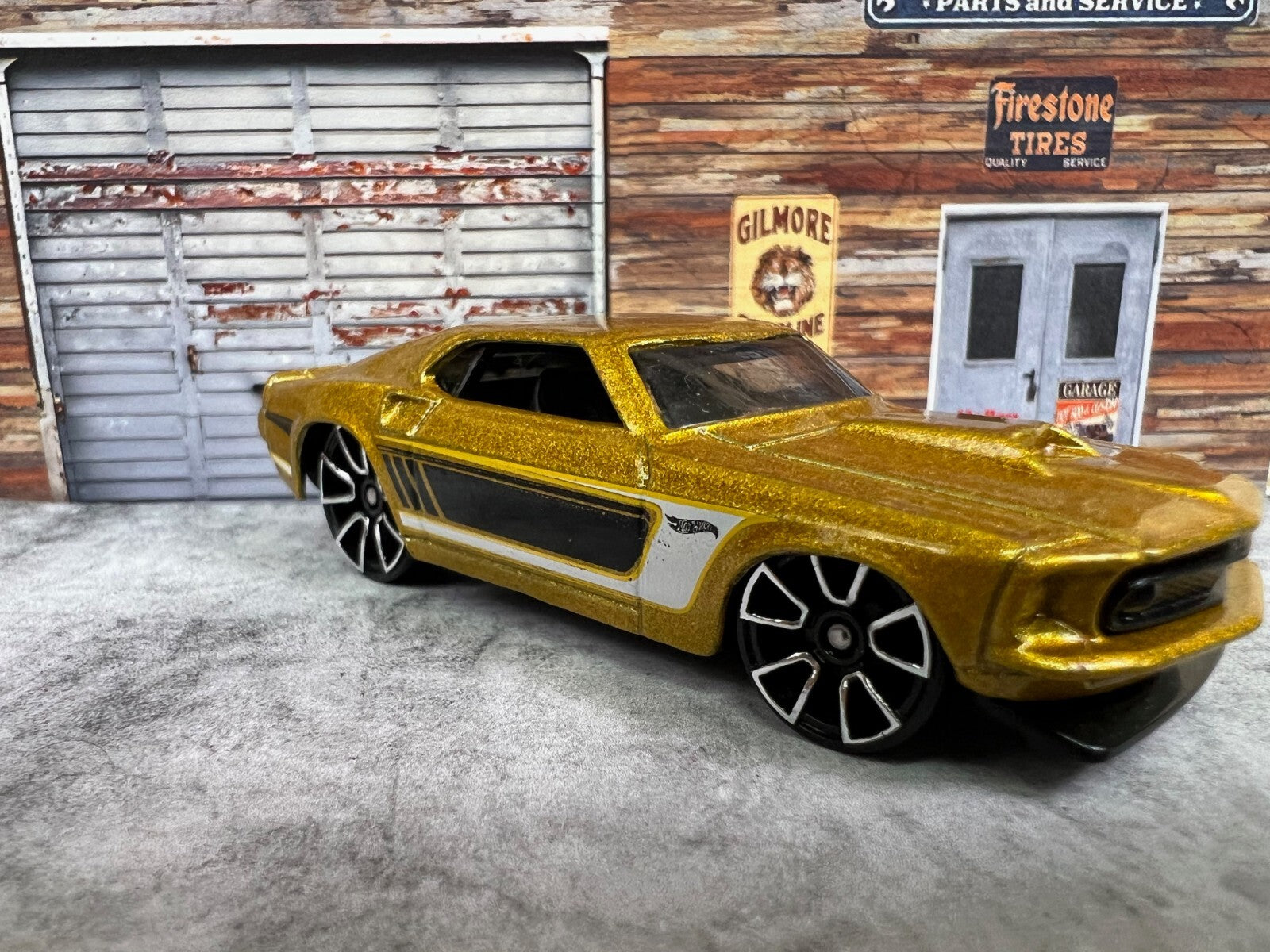 🐎🐎🐎Hot Wheels Gold Metallic Diecast Ford Mustang Car K6136 C8🐎🐎🐎
