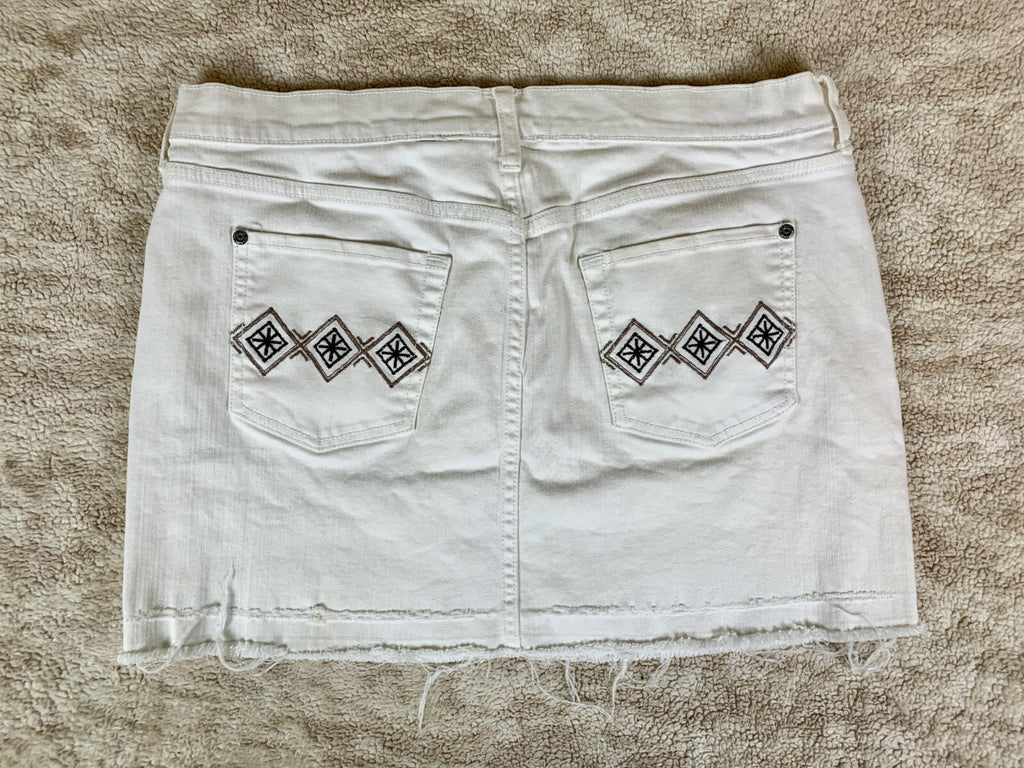 OLD NAVY WOMENS STRETCH SKIRT WHITE SIZE 10 99% COTTON 1% SPANDEX WHITE NICE