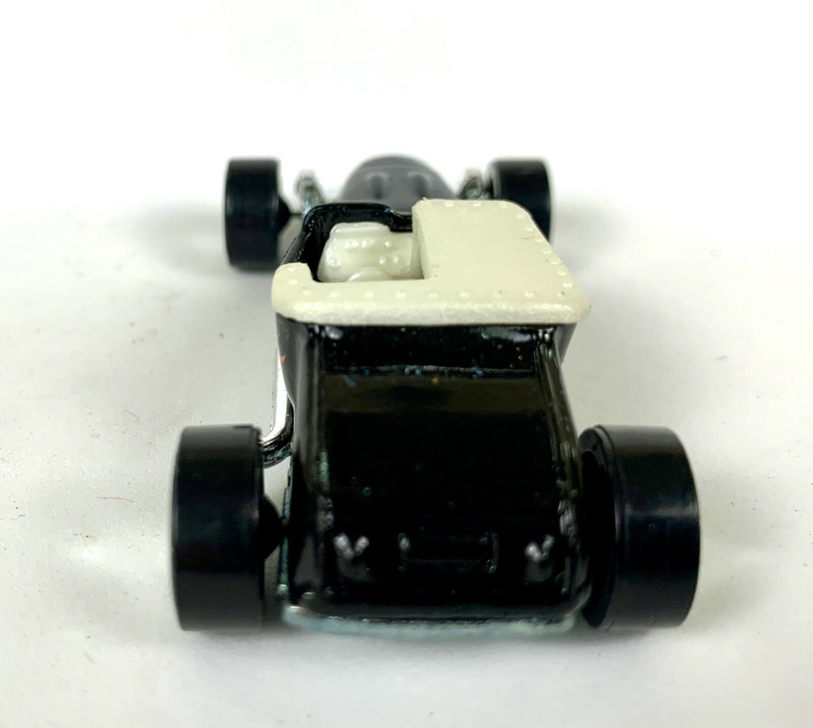 1998 HOT WHEELS TRACK T'S 2 1/4" BLACK DIECAST CAR WITH RED ORANGE FLAMES
